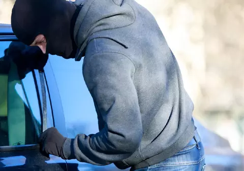 Un bărbat din Oradea își cumpăra țigări cu cardurile pe care le fura din mașini. Cum acționa și cum evita să introducă PIN-ul