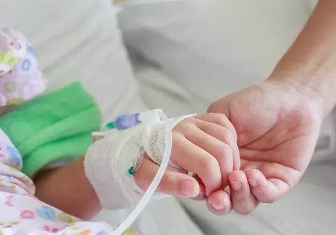 Un copil de 2 ani din București a supraviețuit miraculos după ce a căzut de la etajul 7