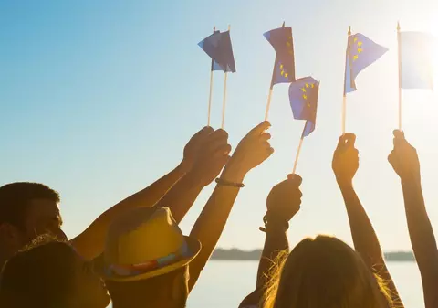 Majoritatea tinerilor europeni vor ca UE să preia rolul de garant al securității de la NATO, potrivit unui studiu