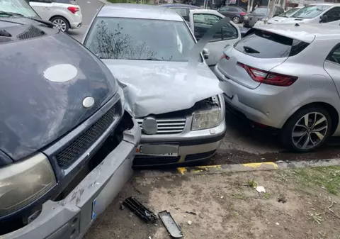 Un șofer beat și nervos a distrus cinci mașini pe o stradă din Tecuci. Ce a pățit apoi