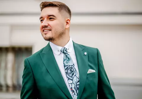 Un singur costum, cinci ocazii - cum să fii impecabil la orice eveniment fără să-ți schimbi garderoba