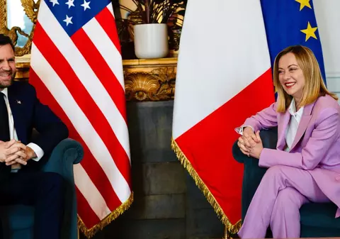 Giorgia Meloni l-a cucerit pe JD Vance: „Ar putea să-mi spună idiot, dar în italiană sună prea frumos ca să mă supăr”
