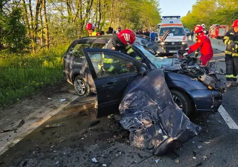 Un mort și un rănit grav, după un accident în care trei mașini s-au ciocnit, la Costinești