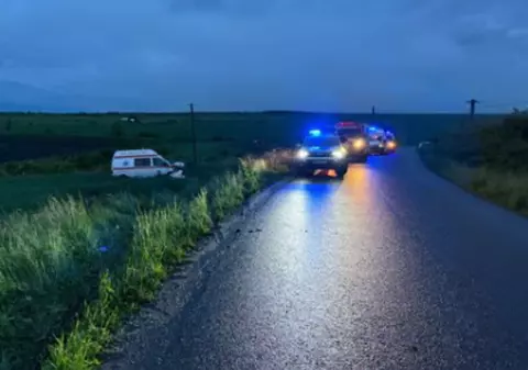 O ambulanță a fost implicată într-un accident în zona Pădureni, Cluj. Patru oameni au fost răniți