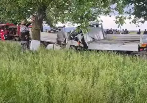 Accident cu trei morți în Vrancea: două autoutilitare s-au ciocnit frontal | VIDEO