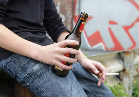 Elevii români beau de mici, fumează, consumă droguri și primesc alcool chiar din familie: „Măsura înseamnă să spui «NU»”