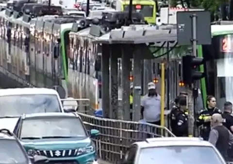 Un adolescent a fost lovit de o mașină de Poliție aflată în misiune, chiar pe o trecere de pietoni din București, și „l-a aruncat câțiva metri”: „Nu l-a luat salvarea, nu l-a luat nimeni"