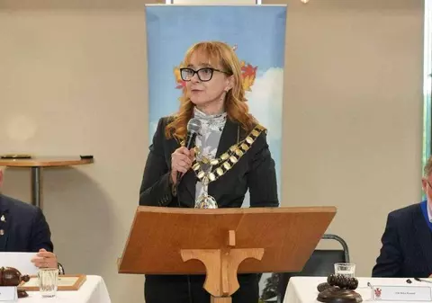 O româncă a fost aleasă primar într-un oraș din Marea Britanie. Cine e Alisa, bucureșteanca emigrată acum 15 ani