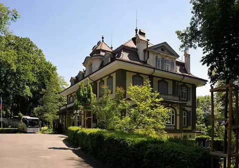 Amenda primită de un bărbat care a scuipat pe poarta Ambasadei Rusiei din Berna: „Atac asupra unui simbol de suveranitate străină”