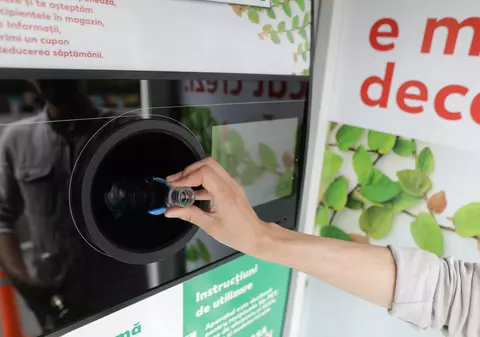 Metodă a la Cluj: aparatele de reciclat, păcălite cu pahare de unică folosință. „Asta este înșelătorie și furt!”