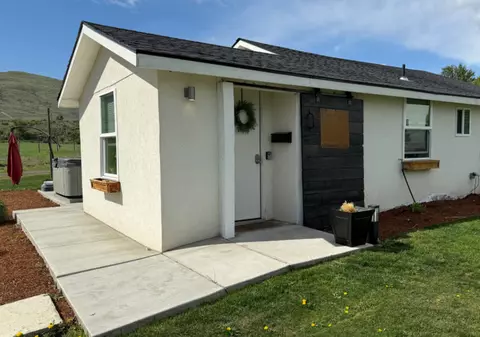 O femeie a transformat cotețul găinilor într-un apartament de închiriat cu două camere. Ce sumă a ajuns să obțină lunar, după renovare