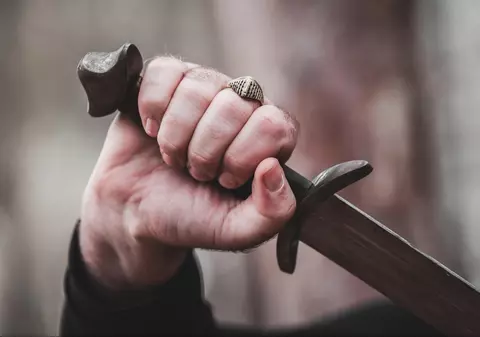 Bărbat din Sibiu, tăiat pe față cu o sabie. Agresorul s-a urcat la volanul mașinii și a fugit, Poliția îl caută