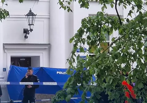 Un tânăr a ucis o femeie cu toporul în Universitatea din Varşovia și a rănit grav un agent de pază. Agresorul a fost arestat