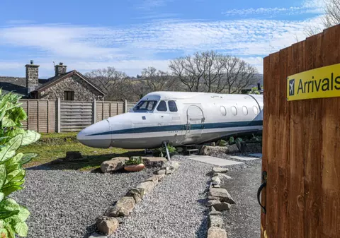 Un avion privat din anii '70 a fost transformat într-un loc de cazare cu două dormitoare. Cum arată Airbnb-ul în care s-au investit peste 100.000 de euro