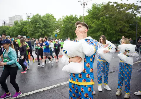 Somnul îți dă superputeri! IKEA a adus o pernă uriașă pentru relaxare și premii speciale la OMV Petrom Bucharest Half Marathon