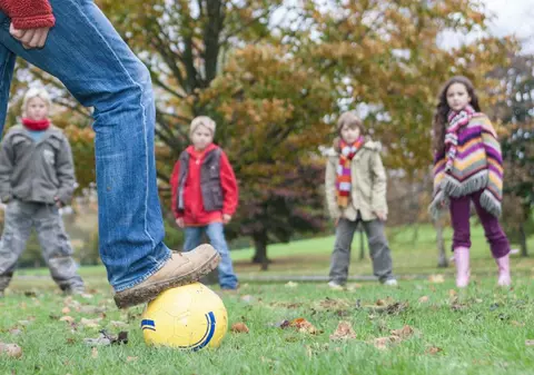 Un tânăr din Brăila care a intrat cu baioneta într-un parc de copii a primit o amendă consistentă. Bărbatul avea și cazier