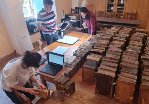 Incredibila poveste a unei biblioteci medievale din Mediaș salvată de armata rusă și găsită ascunsă într-un turn cu clopotniță