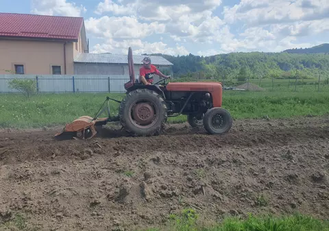 Florin, tatăl vicecampioanei olimpice la haltere Mihaela Cambei, este paznic la o firmă din Onești, apoi lucrează pe tractor: „Să muncești nu e o rușine”