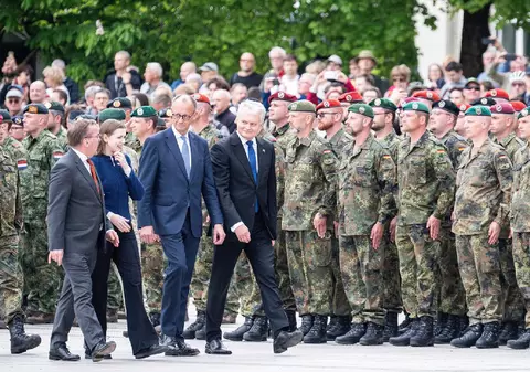 Țara din estul Europei în care Germania trimite o unitate militară permanentă, prima oară după Al Doilea Război Mondial