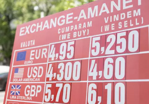 O femeie din Constanța a intrat într-o casă de schimb valutar cu 500 de dolari falși în mână, iar casiera a sunat imediat la 112