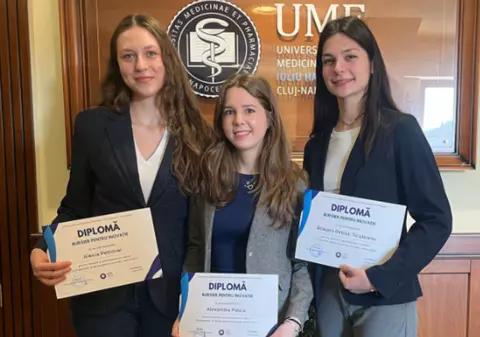 Premieră la Cluj-Napoca: trei studente au creat o aplicație pentru pacienții cu boala Crohn