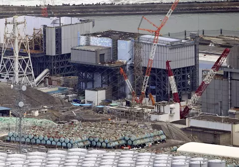 Premierul Japoniei plantează în sol radioactiv din Fukushima pentru a demonstra că nu mai este periculos
