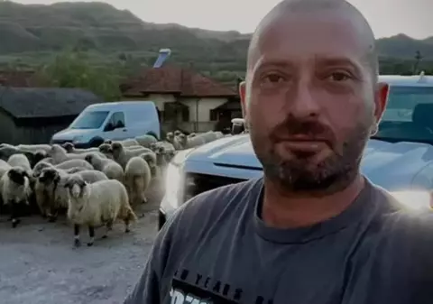 Imagini cu casa lui Cheloo din Breaza. S-a mutat la țară și nu se ferește de treburile gospodărești