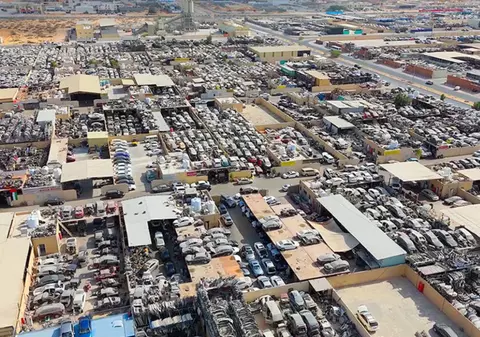 Un youtuber dezvlăluie cum arată cimitirul mașinilor de lux din Dubai, cu mii de exemplare exclusiviste care zac unele peste altele