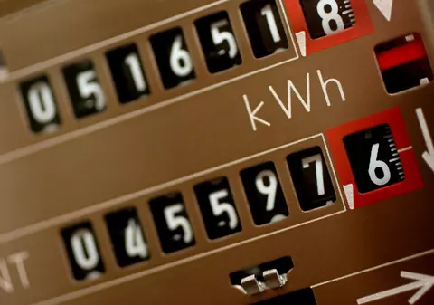 Mii de consumatori vor primi despăgubiri pentru că au plătit forțat curentul în avans și le-au fost montate contoare noi, în Marea Britanie