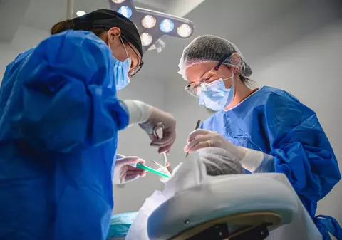 De la dinți mobili la dinți ficși: cum îți transformă viața tratamentele moderne de la Clinica OZONO