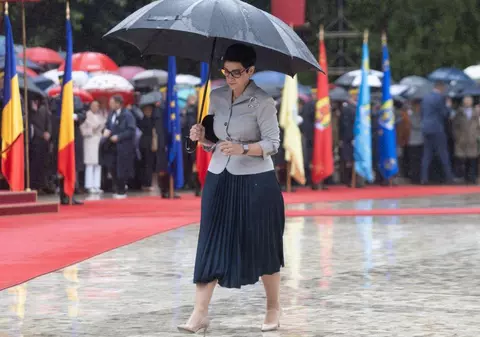 Delia Dinu, cel mai longeviv consilier prezidențial, pleacă de la Cotroceni după 20 de ani. Cine este femeia decorată de trei președinți