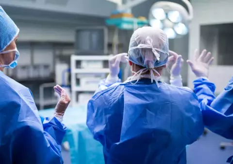 Intervenție chirurgicală fără precedent. Tumoră îndepărtată prin orbita ochiului unei tinere, în SUA