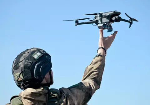 China și Rusia pot spiona și asasina neobservate cu drone de mărimea unor insecte, avertizează un fost specialist Google