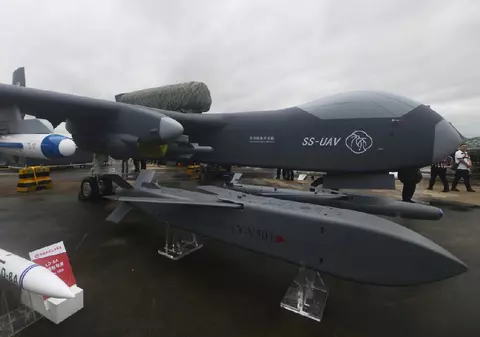 „Mama morții”: China pregătește lansarea unei drone-mamă capabile să elibereze roiuri de UAV-uri autonome letale