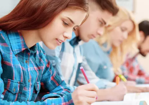 Raport OECD. Elevii ar trebui să dețină un portofoliu educațional. La ce se referă specialiștii