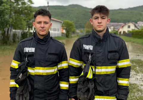 Doi elevi pompieri, la datorie în lupta cu inundațiile din Florești, Cluj: „Uzi, murdari de noroi, dar fericiți că pot să contribuie”