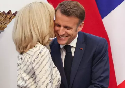 Motivul pentru care videoclipul în care Brigitte Macron îl împinge pe soțul ei, Emmanuel Macron, a ținut atenția Franței doar 24 de ore