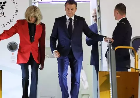 Emmanuel Macron, împins de soție la sosirea în vizita din Vietnam: cum comentează biroul președintelui francez momentul tensionat | VIDEO