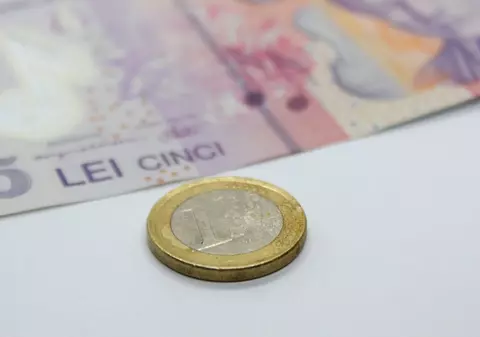 Ce cred candidații la Președinție despre căderea leului. George Simion: „Anumite companii au pariat împotriva leului” / Nicuşor Dan: „Am avut acelaşi efect după alegerile din noiembrie”