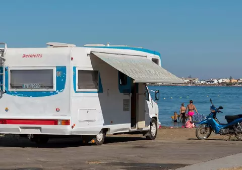 Grecia, țara preferată de români pentru vacanțele de vară, interzice staționarea liberă a autorulotelor