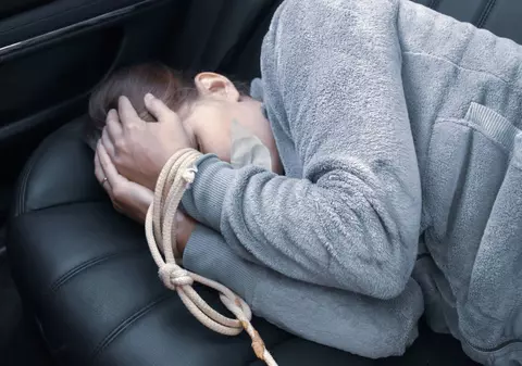 O tânără din București, răpită de pe stradă, a reușit să scape de două ori din mașina răpitorilor