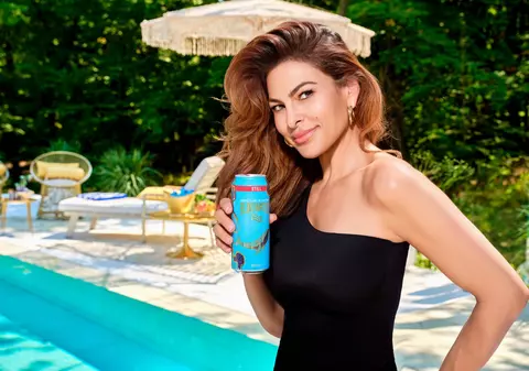 Eva Mendes s-a întors pe marele ecran, mai frumoasă ca niciodată!