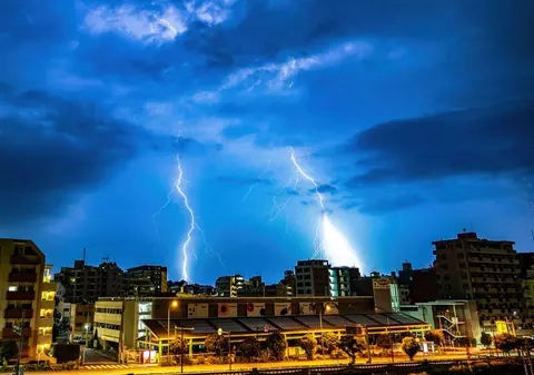 Furtuni violente și ploi de până la 60 l/mp. Harta zonelor afectate de fenomene meteo extreme