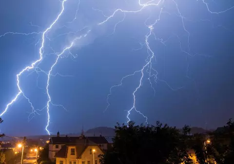 Cod portocaliu de grindină, ploi torențiale și furtuni. Lista localităților afectate de fenomene meteo periculoase