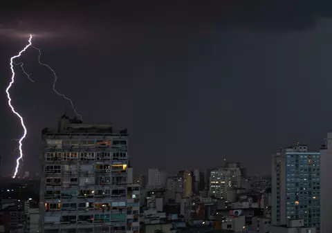 Furtuni cu descărcări electrice, ploi de peste 35 l/mp și răcire accentuată a vremii în următoarele 48 de ore