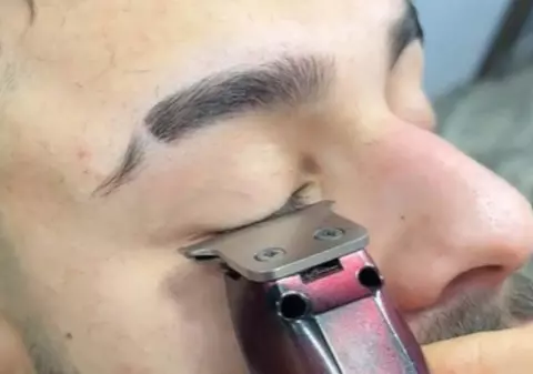 Bărbații își rad genele, încurajați de climatul politic masculin din întreaga lume și de prejudecățile că acestea ar fi un simbol al feminității | VIDEO