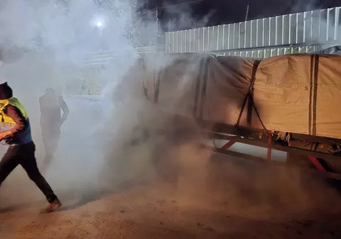 „Hoarde de oameni înfometați” au luat cu asalt un depozit de alimente din Gaza. Doi oameni au murit, alții au fost răniți