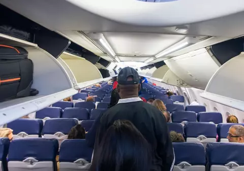 A atacat stewardesa cu o lingură ruptă și a vrut să deschidă ușa avionului în timpul zborului. Acum, vrea acasă, la mama