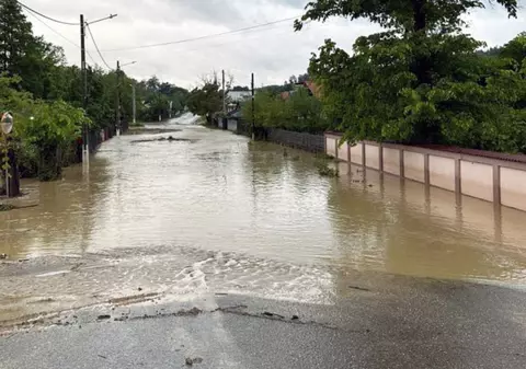 Localități din Vrancea în pericol. Au fost instalate baraje de fier în calea viiturilor din Ucraina: „Facem loc pentru unda de şoc de pe Siret"