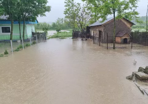 Cod roșu de inundații în Buzău, până la miezul nopții, pe râul Bălăneasa. Alte opt județe, sub Cod portocaliu